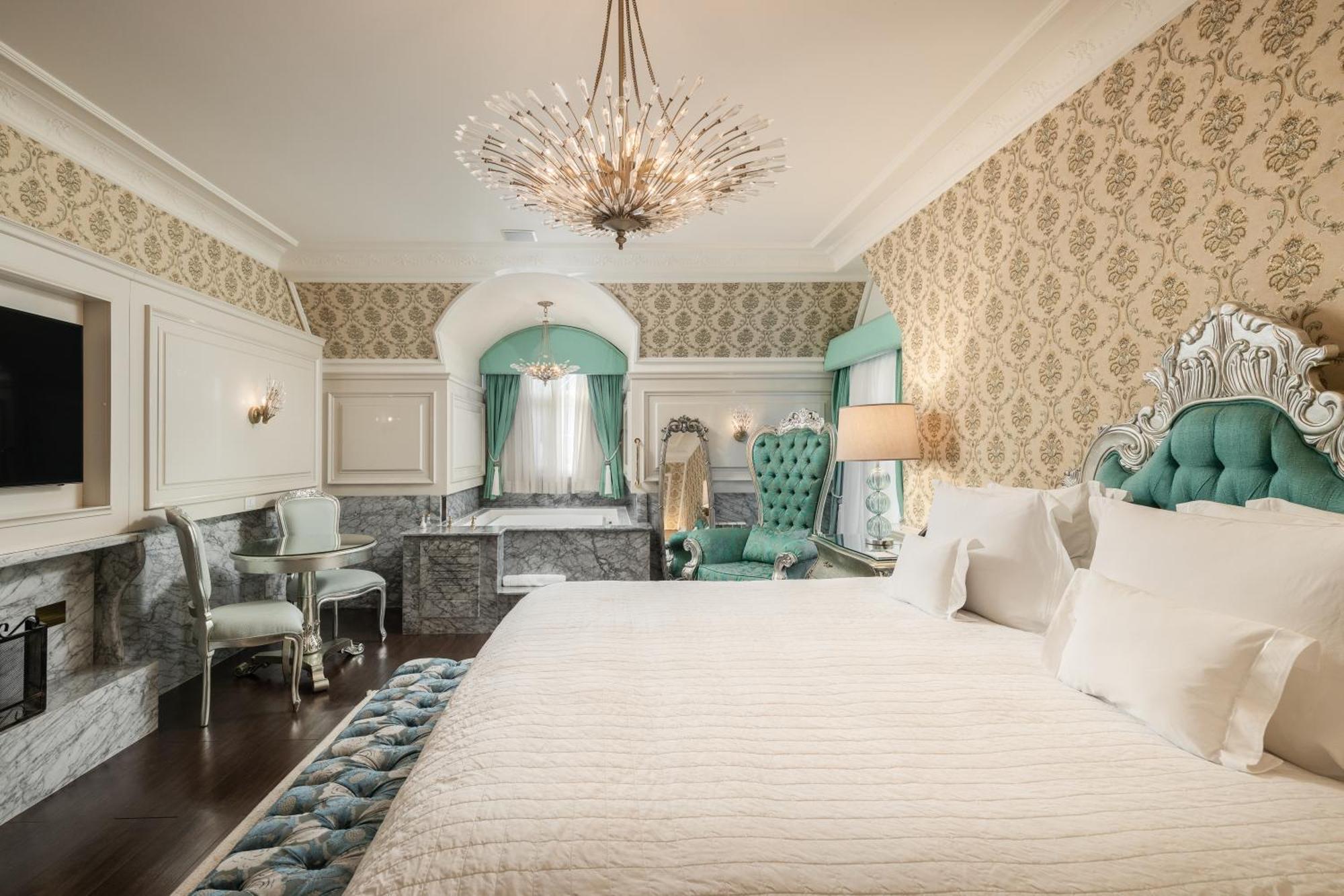 Colline De France Hotel